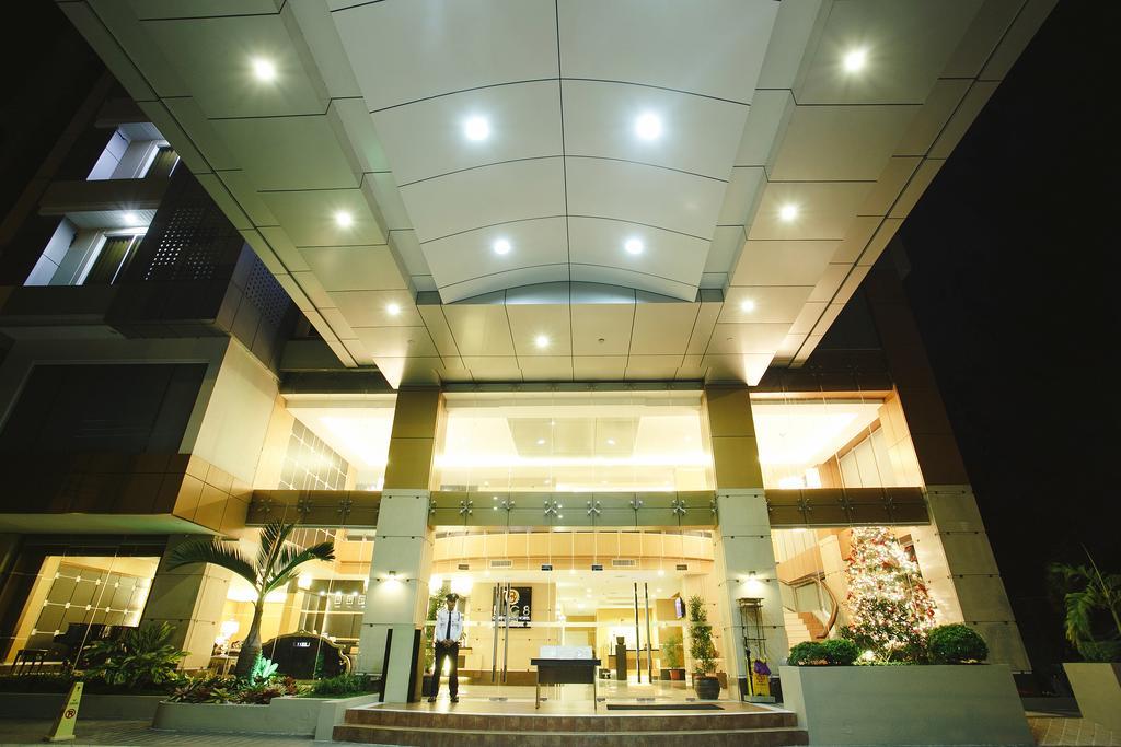 Big 8 Corporate Hotel Tagum Buitenkant foto