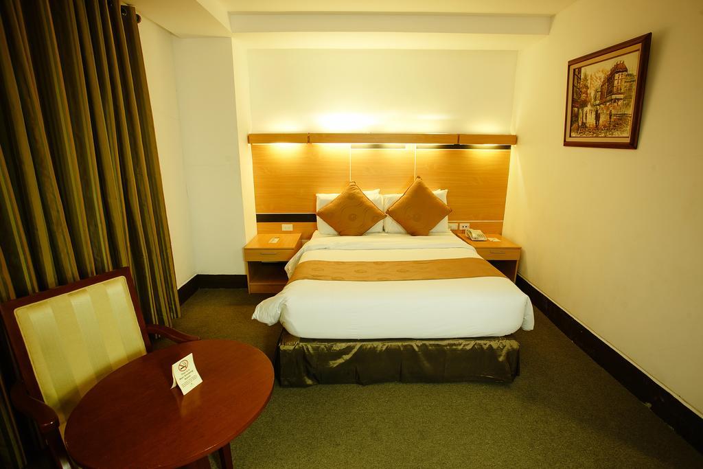 Big 8 Corporate Hotel Tagum Buitenkant foto