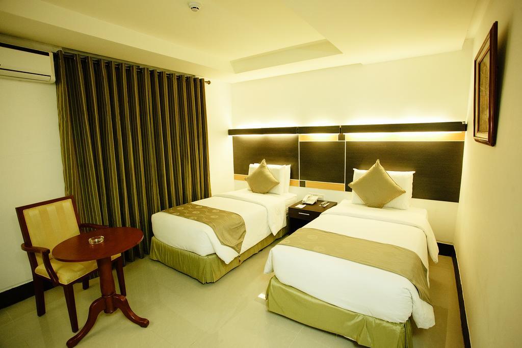 Big 8 Corporate Hotel Tagum Buitenkant foto